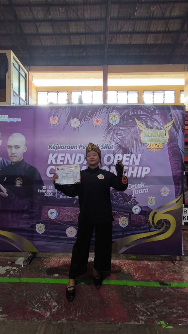 Siwi Kinantri Aufa Dehlavi Thowli Juara III Kategori Seni Senjata Tunggal